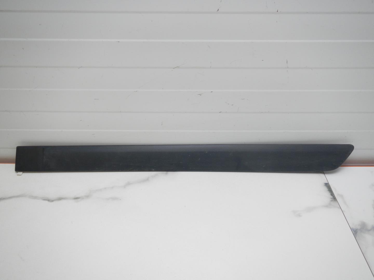 Молдинг задней левой двери