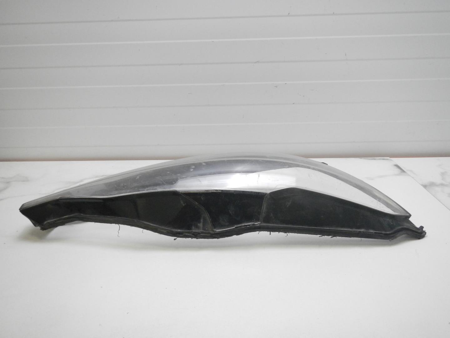 Стекло фары правой