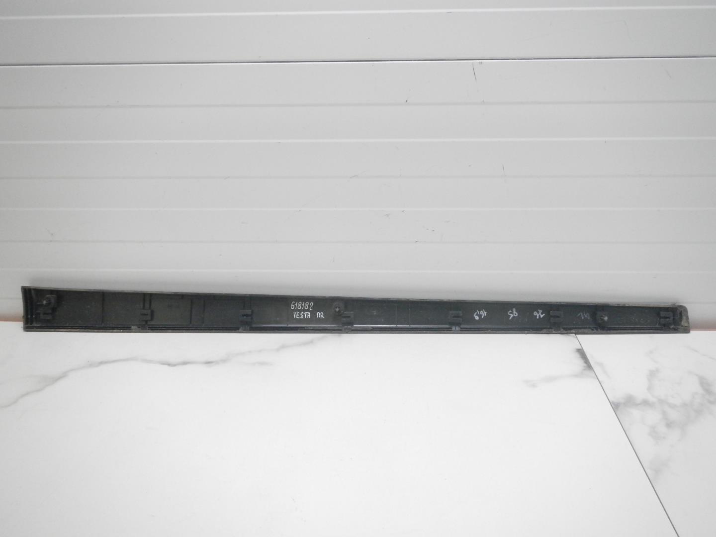 Молдинг передней правой двери