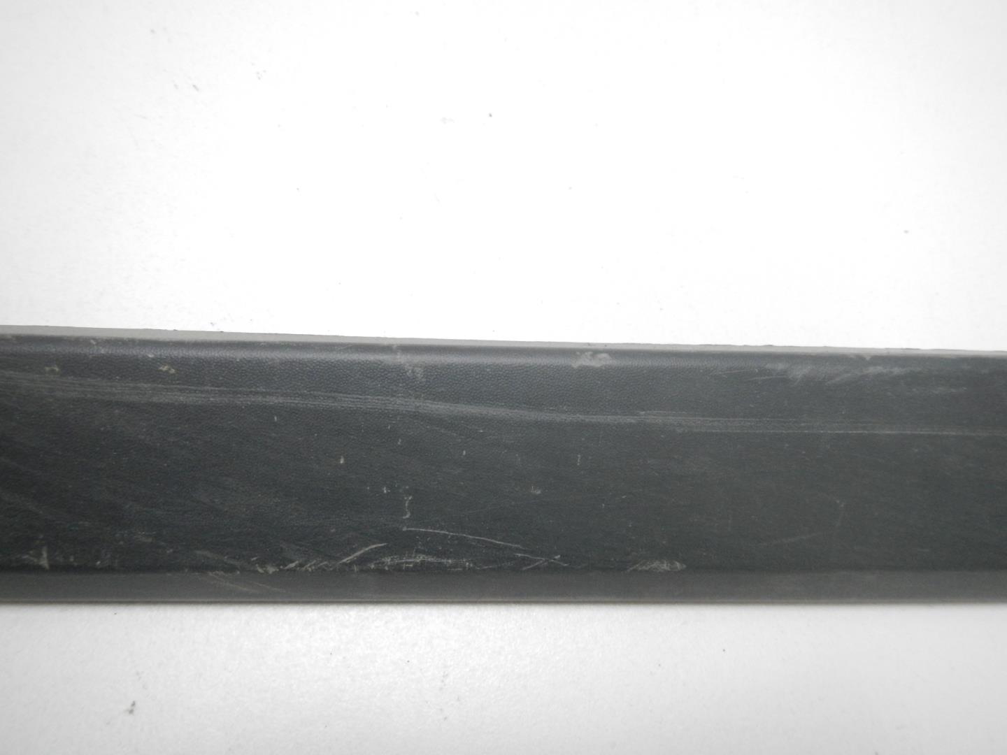 Молдинг передней правой двери