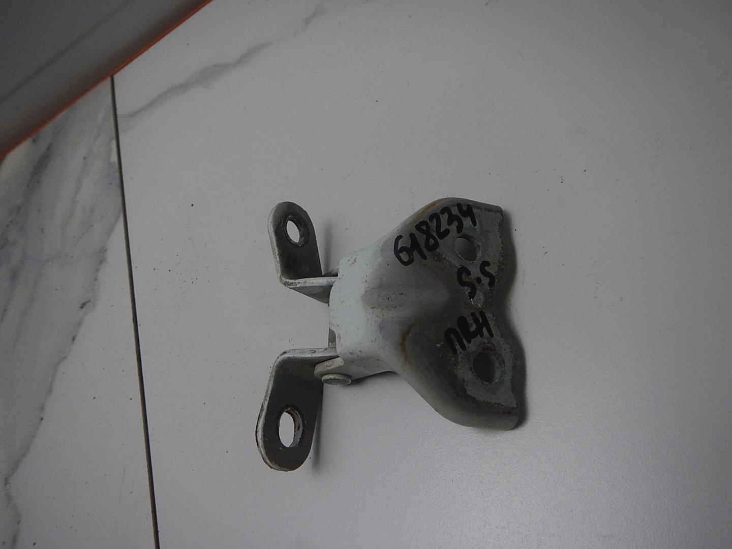 Петля двери передней правой нижняя