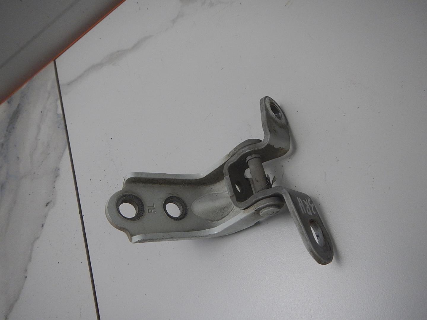 Петля двери задней правой нижняя