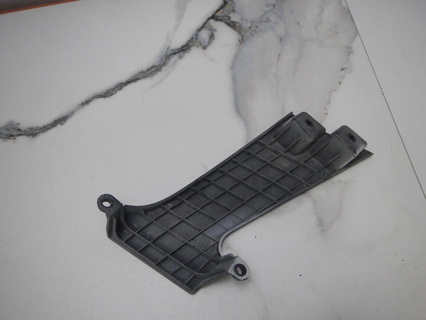 Кронштейн переднего бампера правый