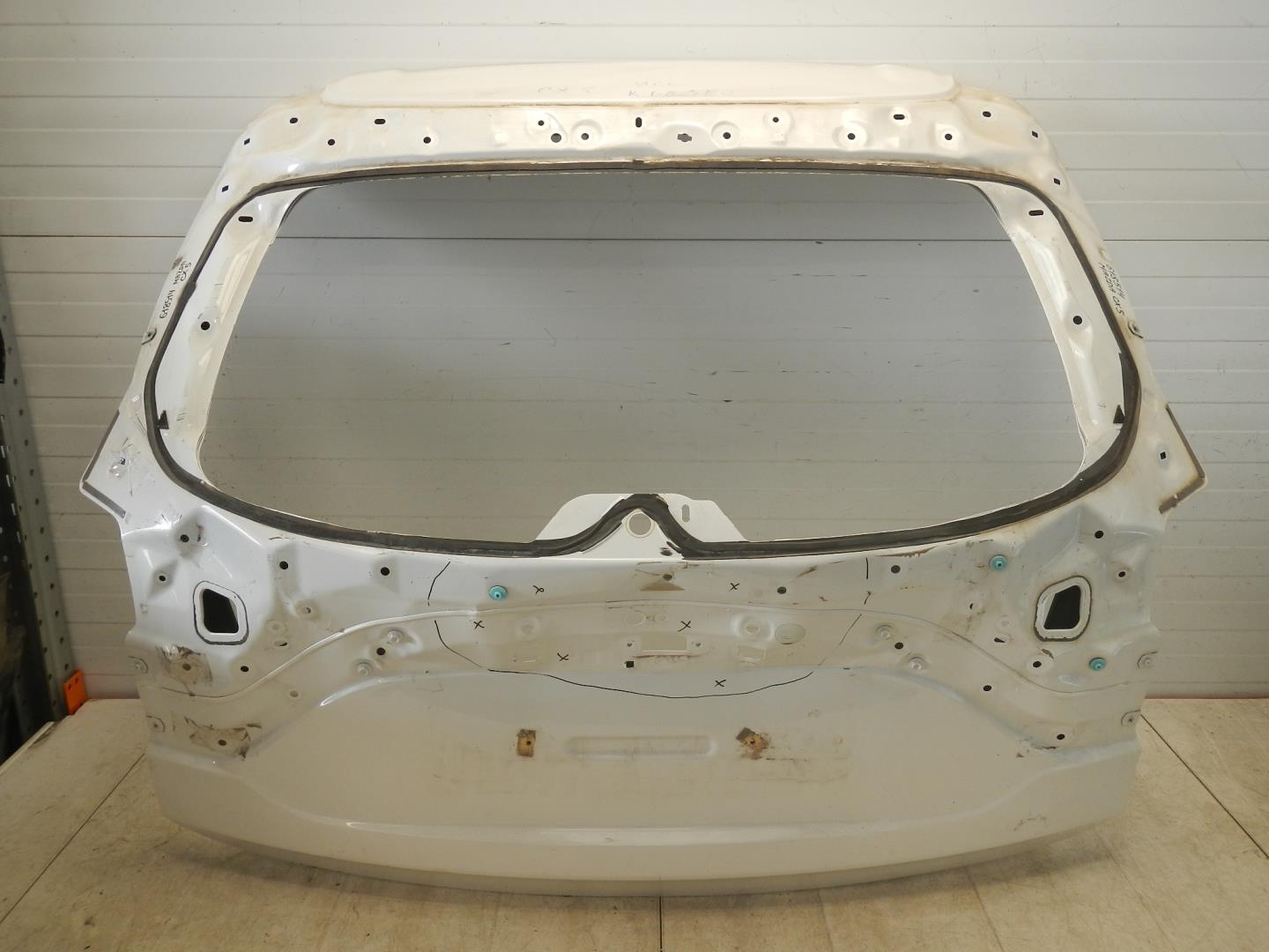 Дверь багажника