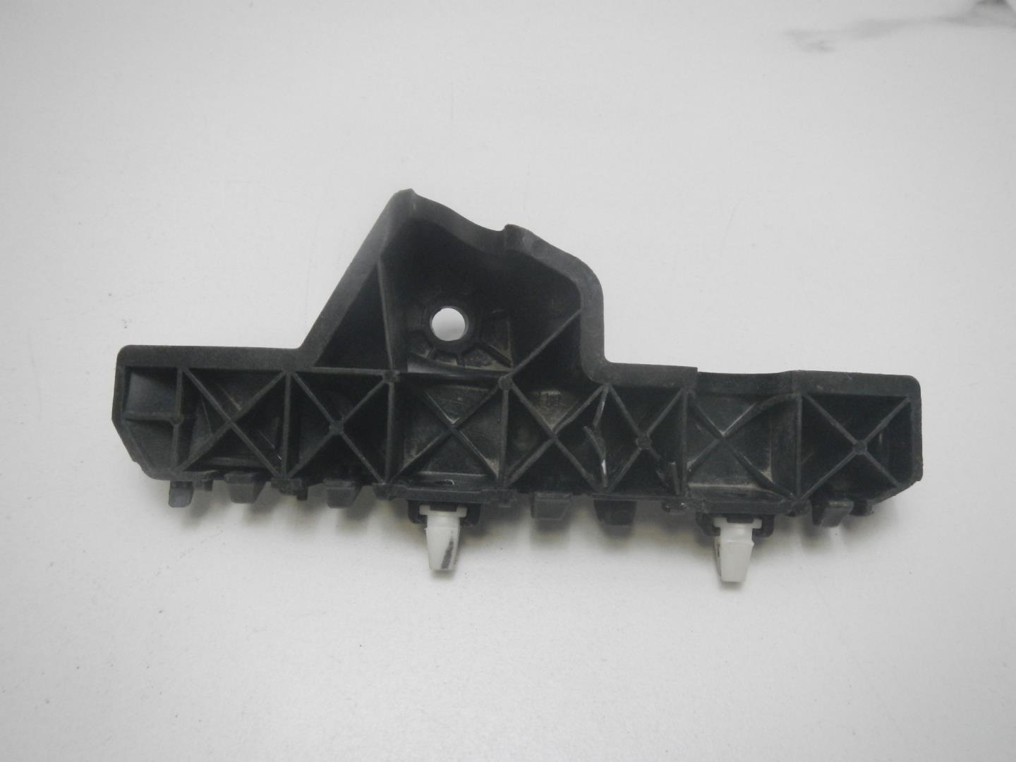 Кронштейн переднего бампера правый