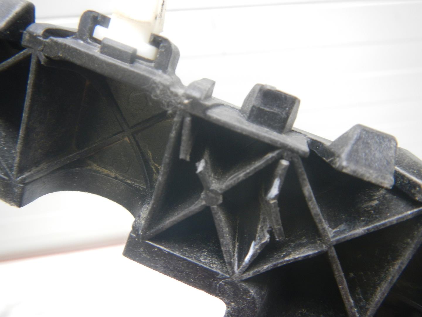 Кронштейн переднего бампера правый