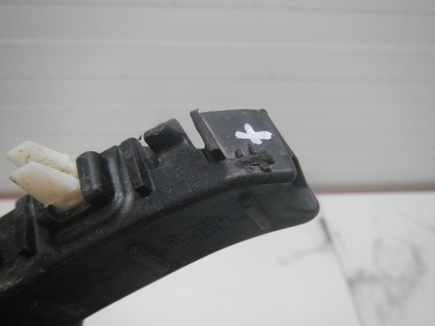 Кронштейн переднего бампера правый