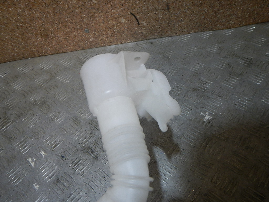 Горловина бачка омывателя