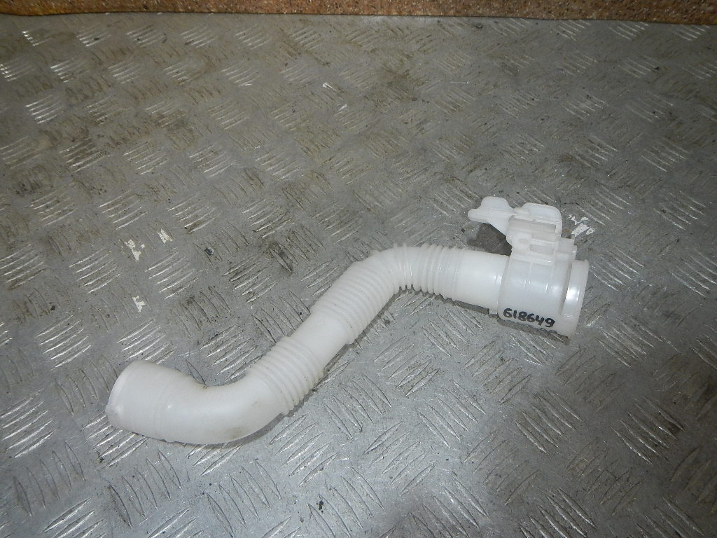 Горловина бачка омывателя