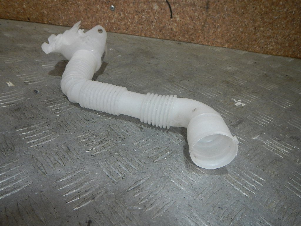 Горловина бачка омывателя