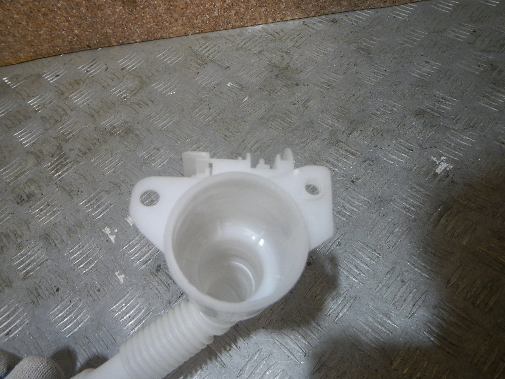 Горловина бачка омывателя