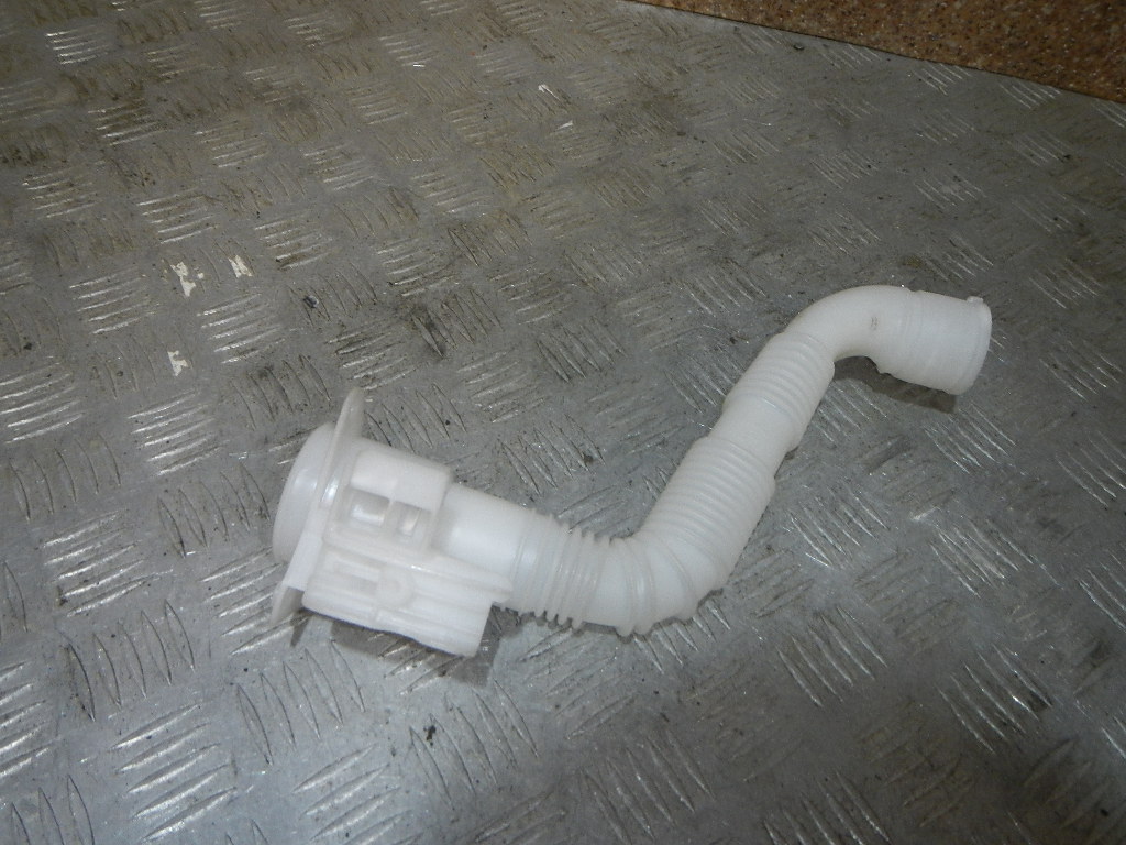 Горловина бачка омывателя