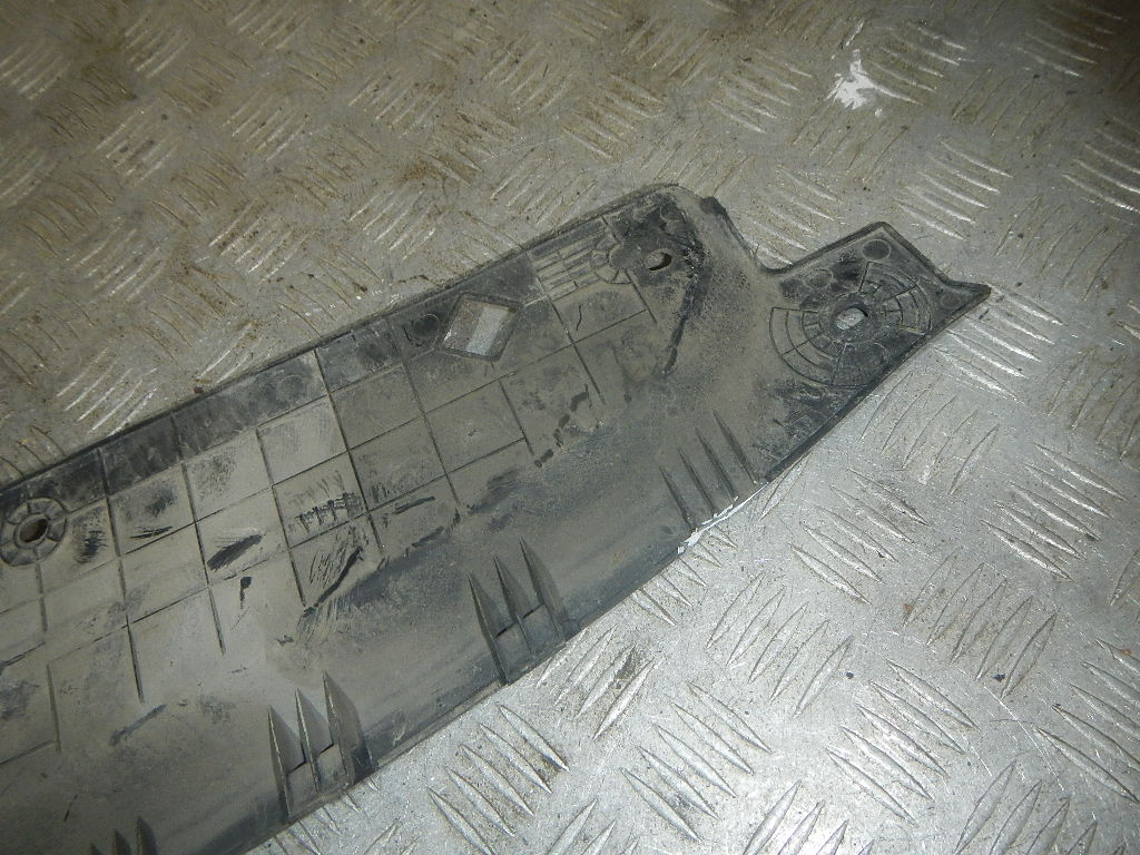 Кожух замка капота