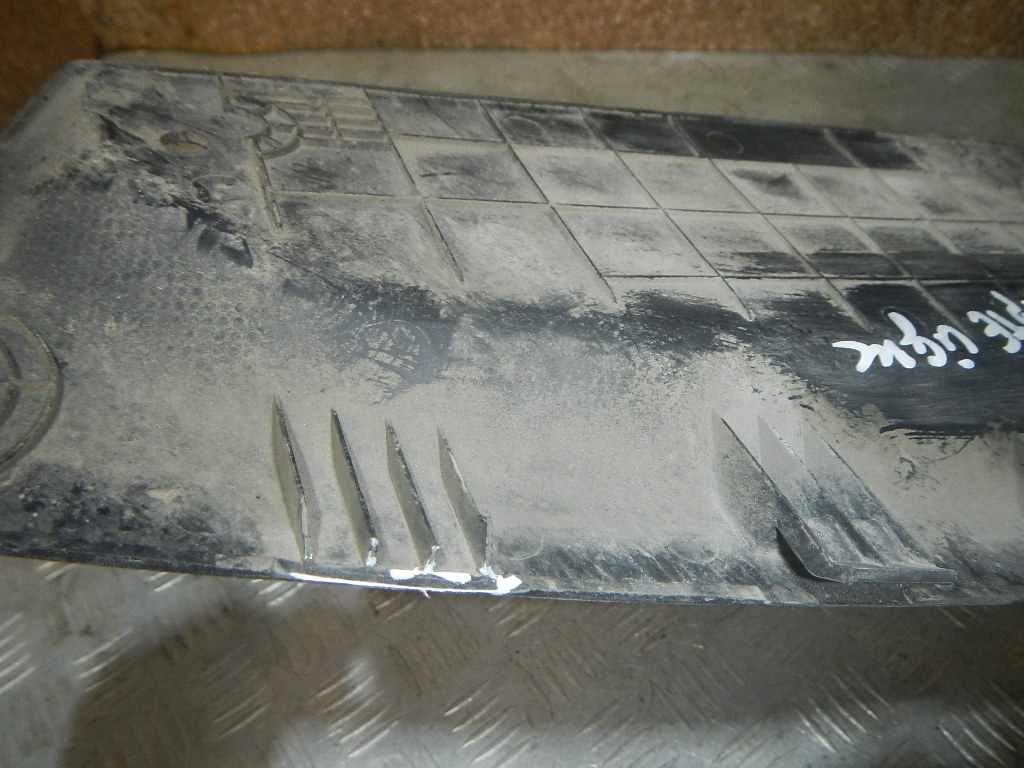 Кожух замка капота