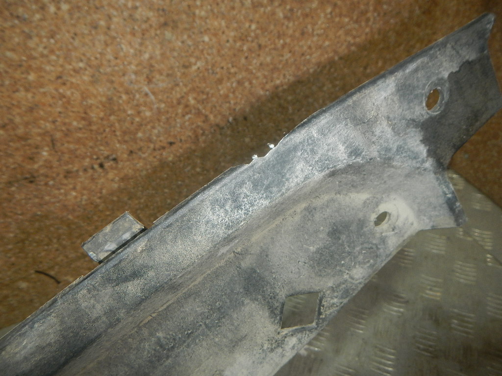 Кожух замка капота