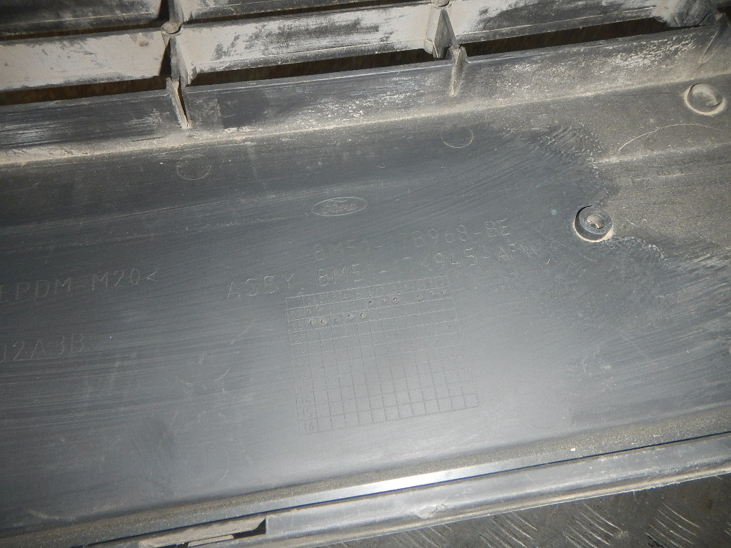 Решетка в бампер центральная