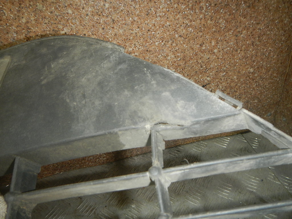 Решетка в бампер центральная