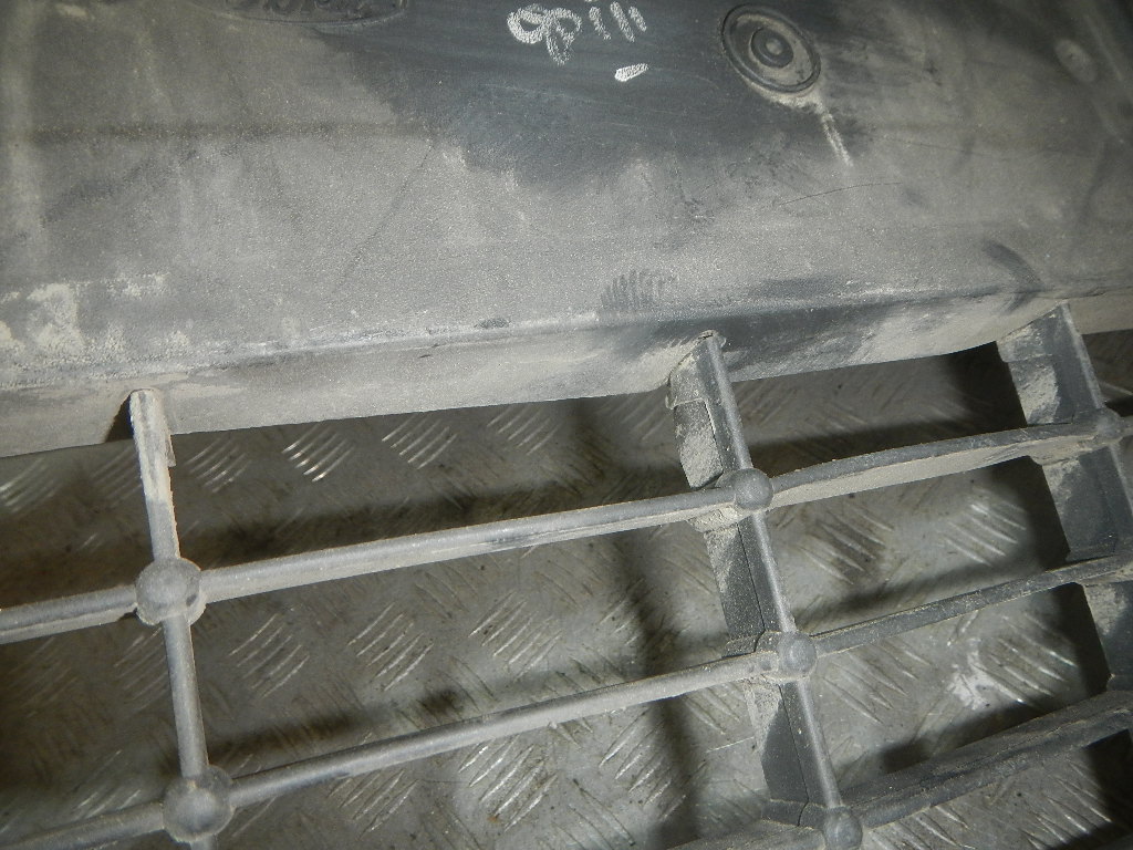 Решетка в бампер центральная