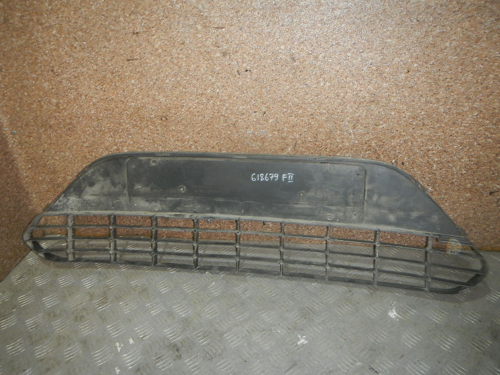 Решетка в бампер центральная