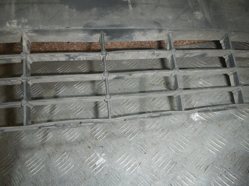 Решетка в бампер центральная