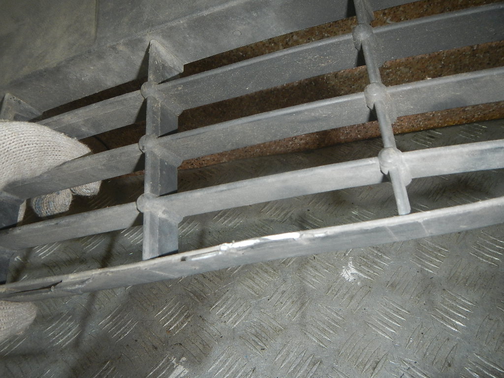 Решетка в бампер центральная