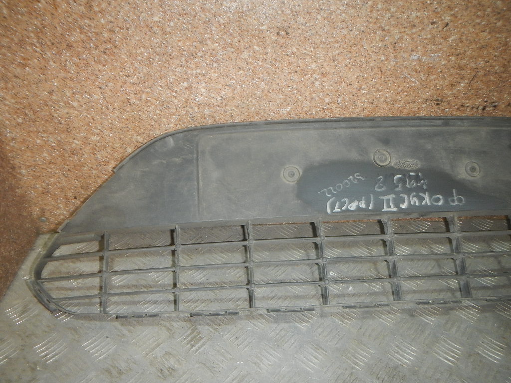 Решетка в бампер центральная