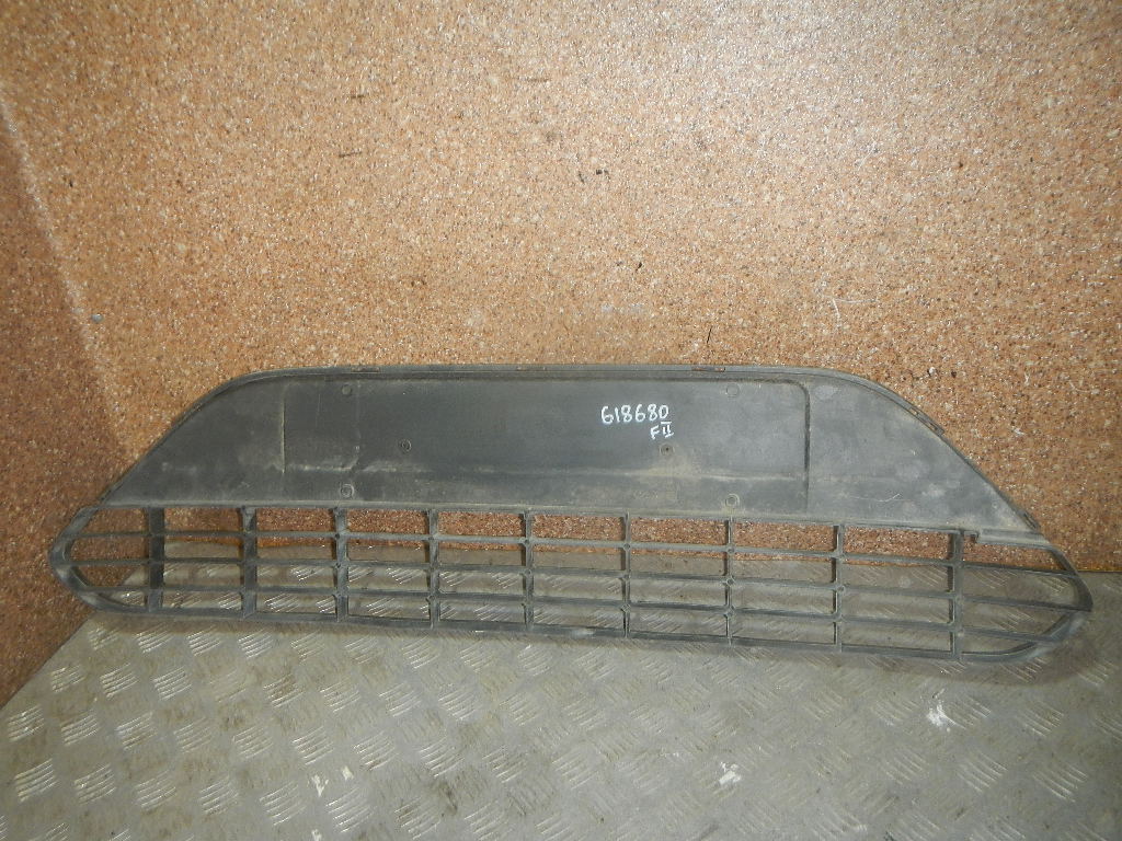 Решетка в бампер центральная