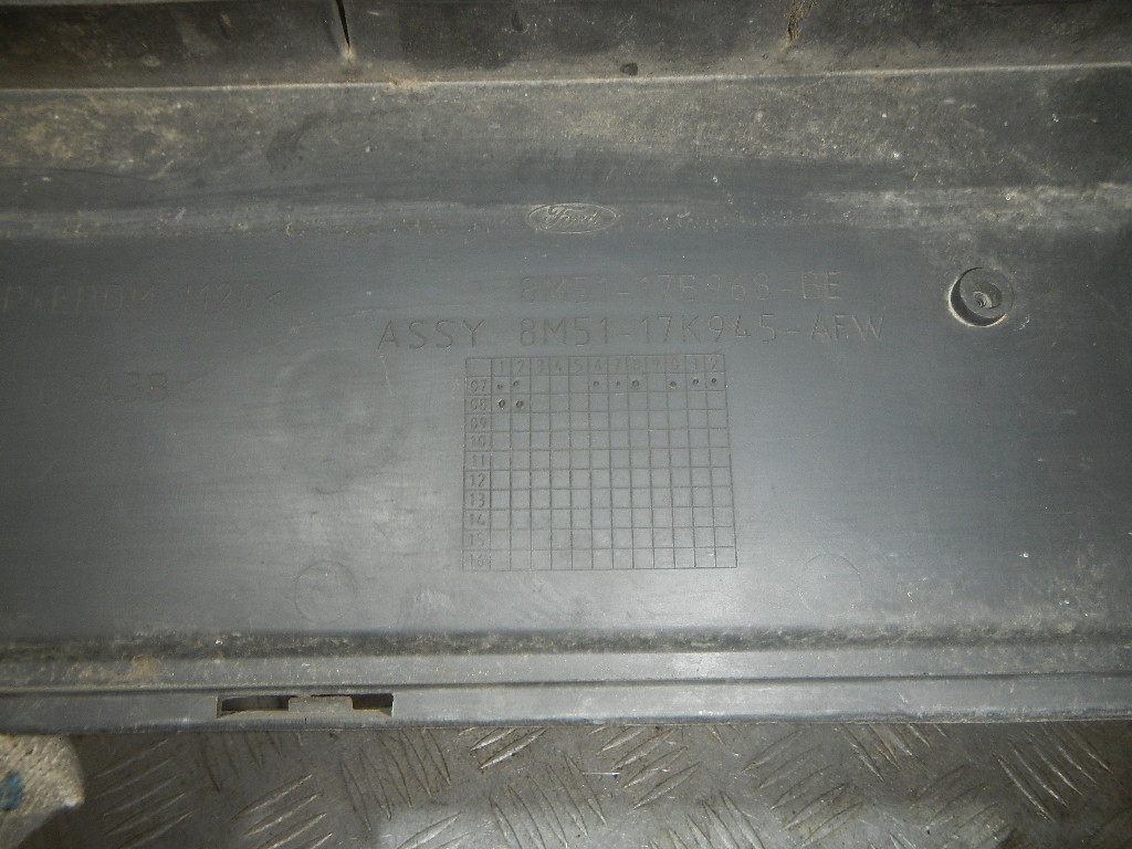 Решетка в бампер центральная