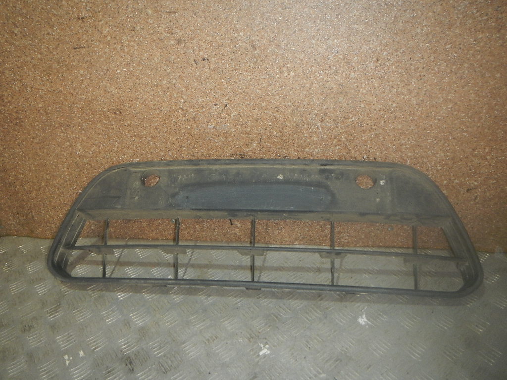 Решетка в бампер центральная