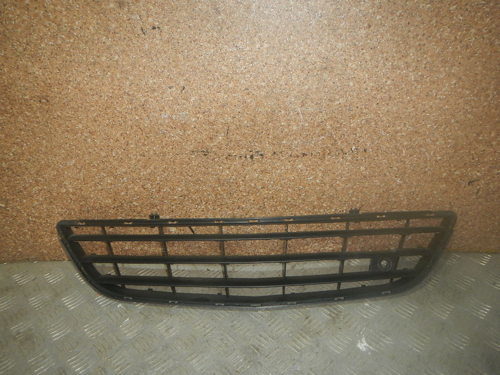 Решетка в бампер центральная