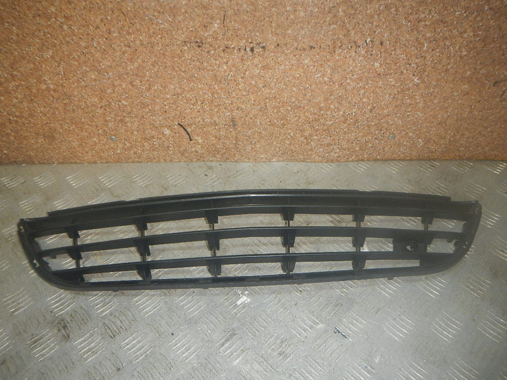 Решетка в бампер центральная