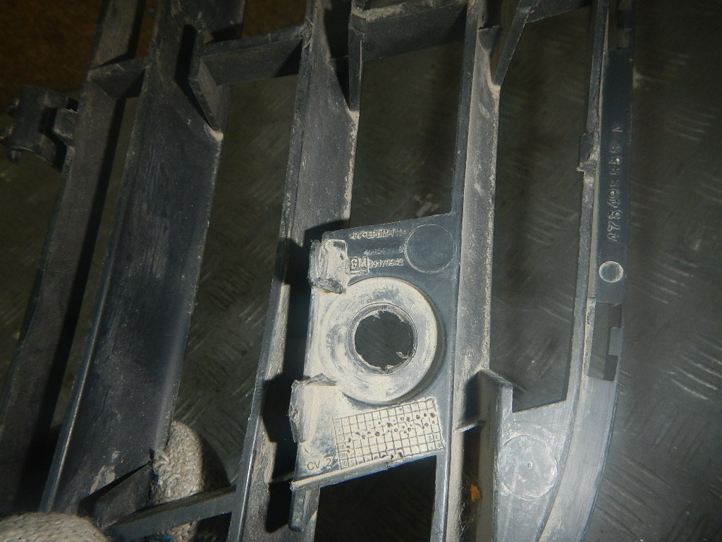 Решетка в бампер центральная