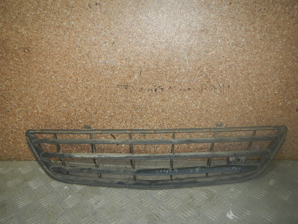 Решетка в бампер центральная
