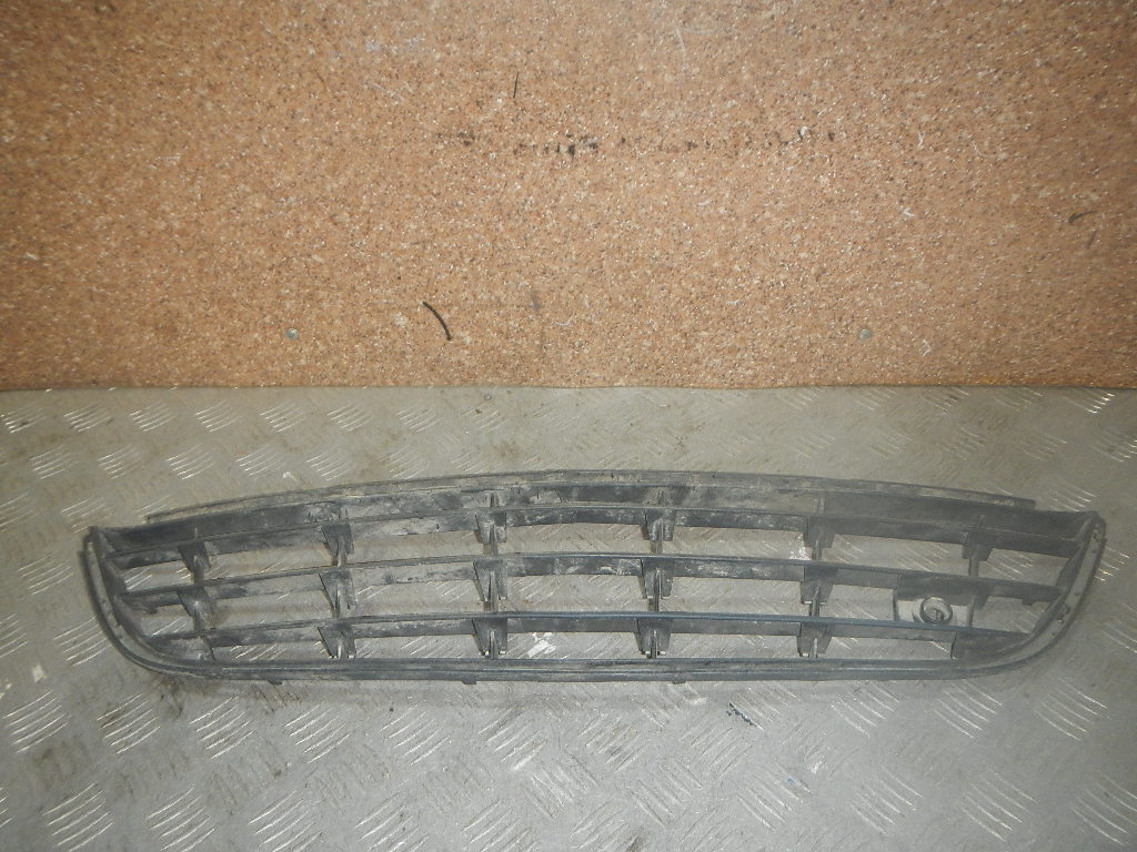 Решетка в бампер центральная