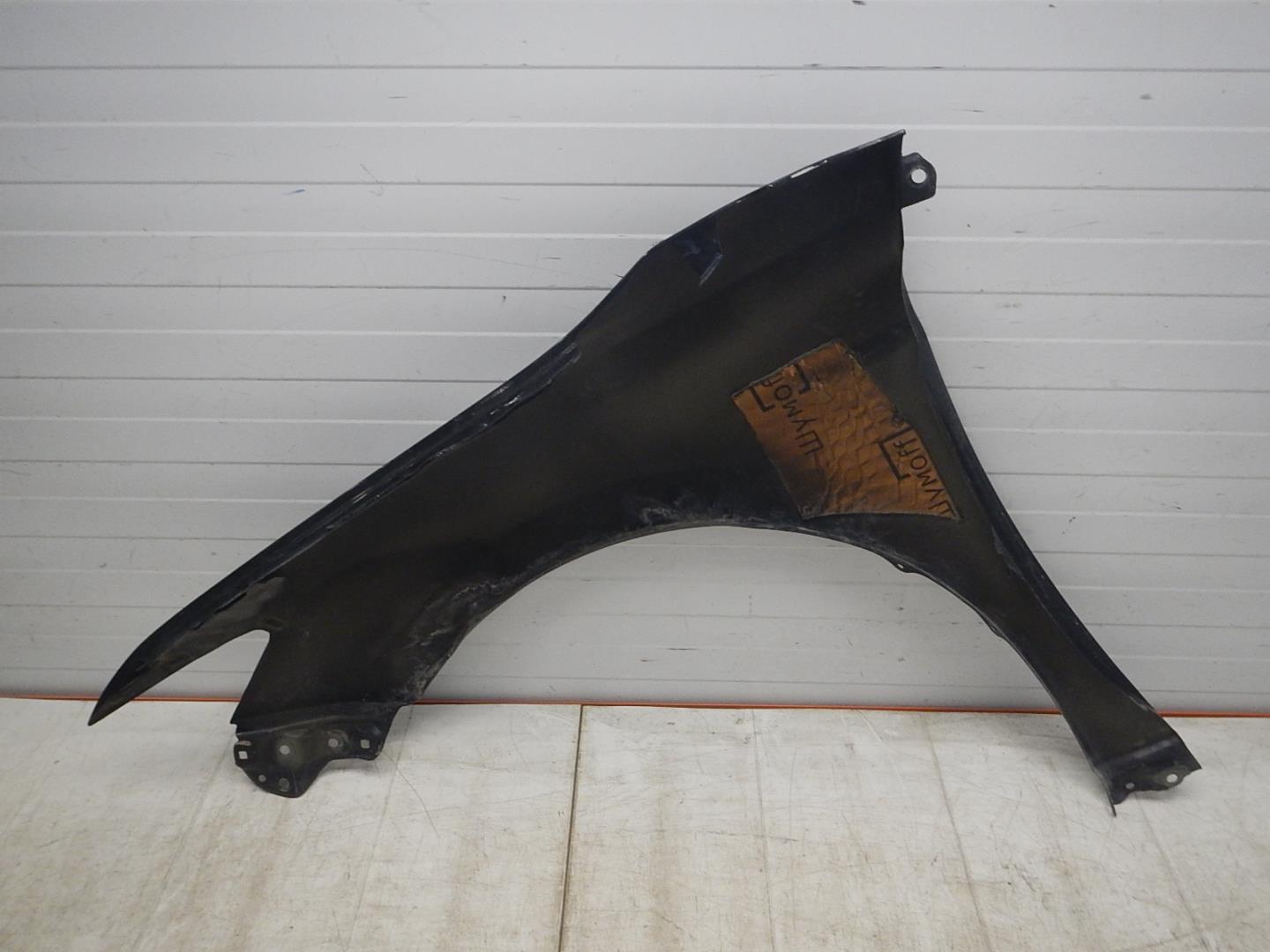 Крыло переднее правое