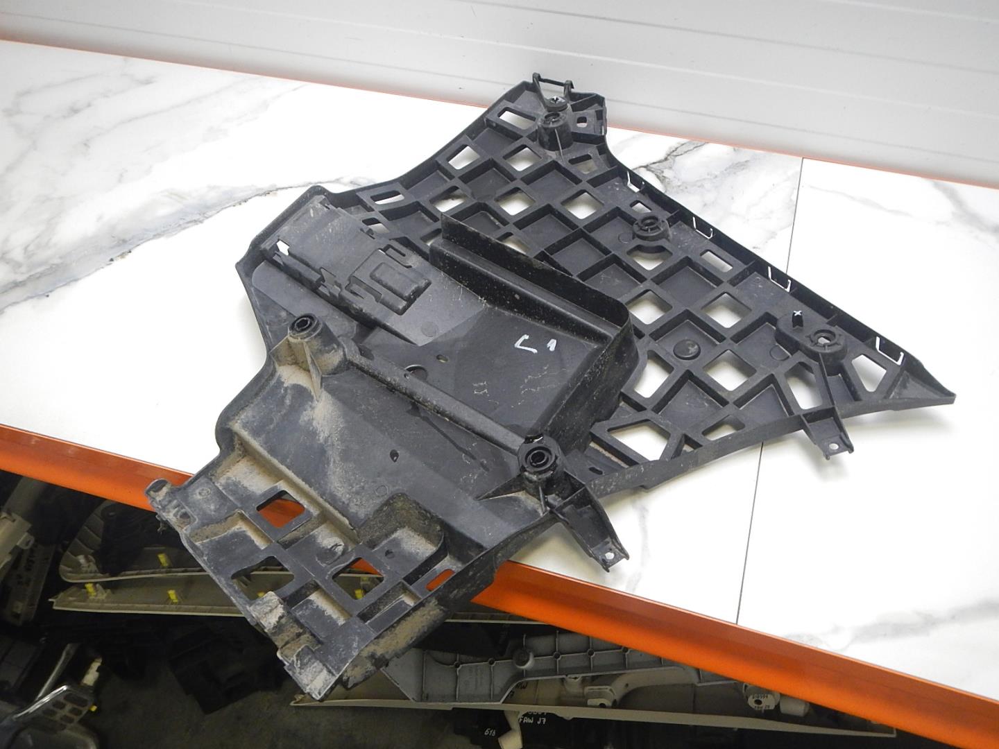 Кронштейн заднего бампера левый