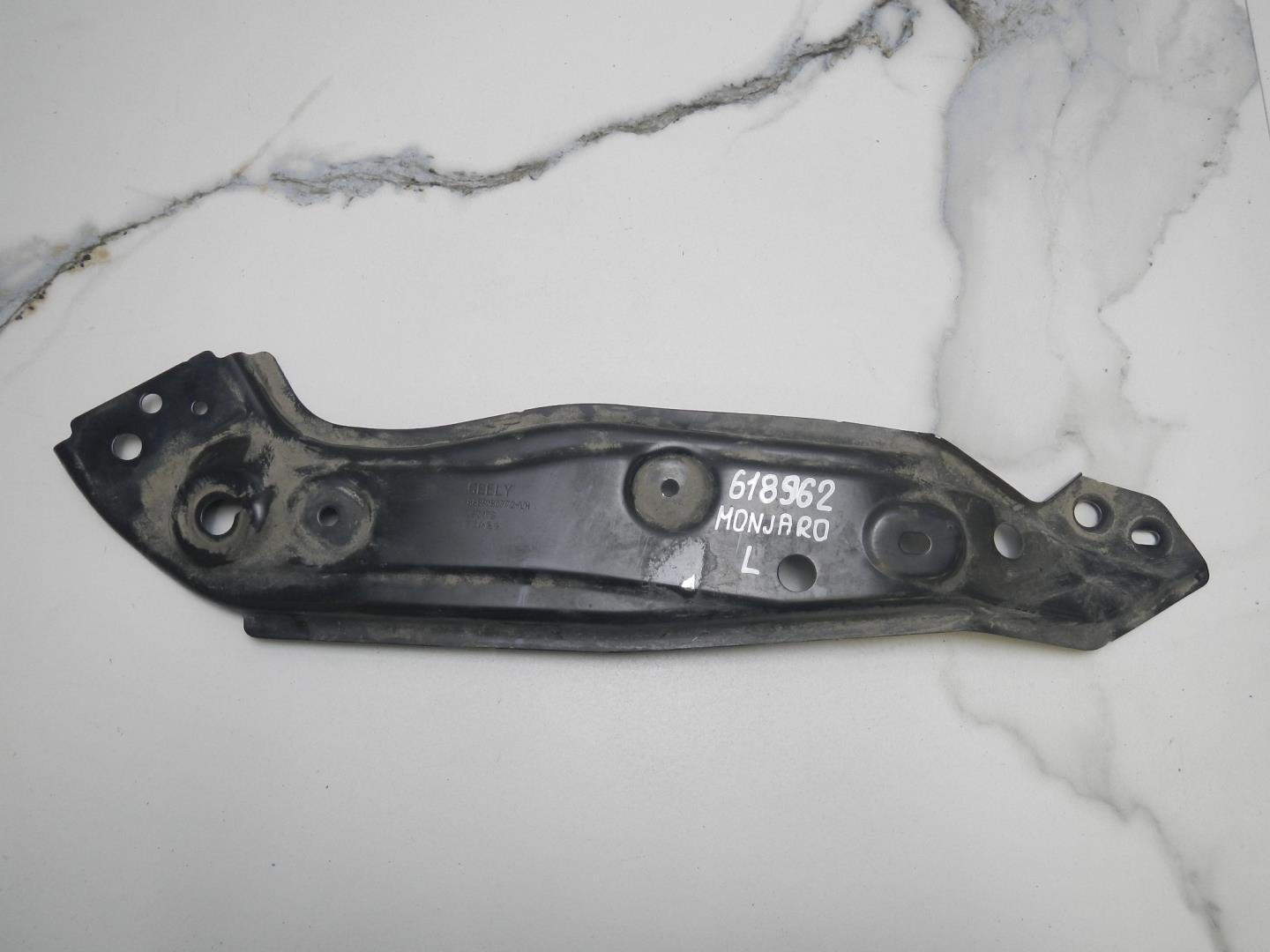 Кронштейн фар левый