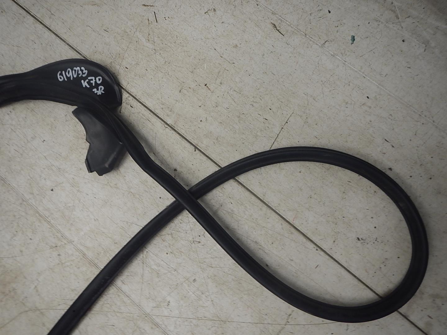 Уплотнитель задней правой двери