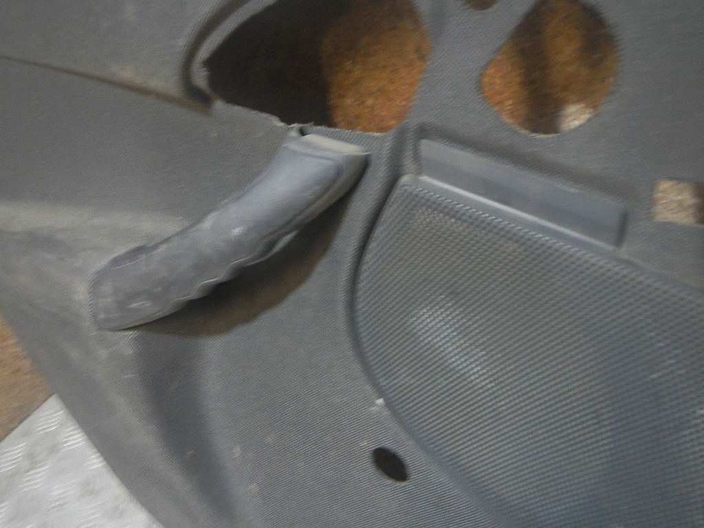 Обшивка двери задней левой