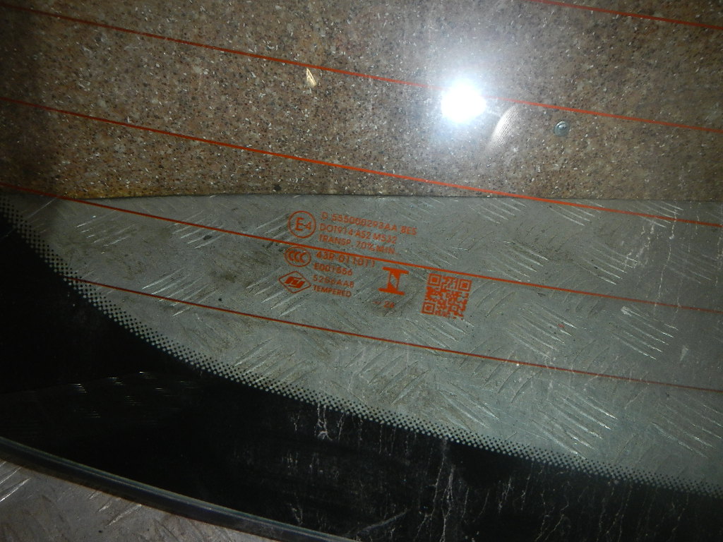 Стекло двери багажника