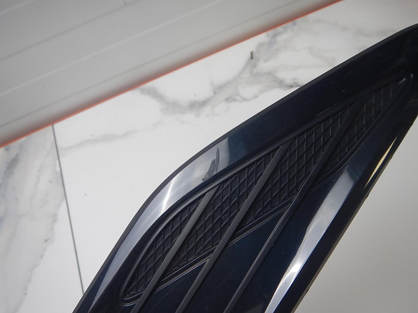 Молдинг капота