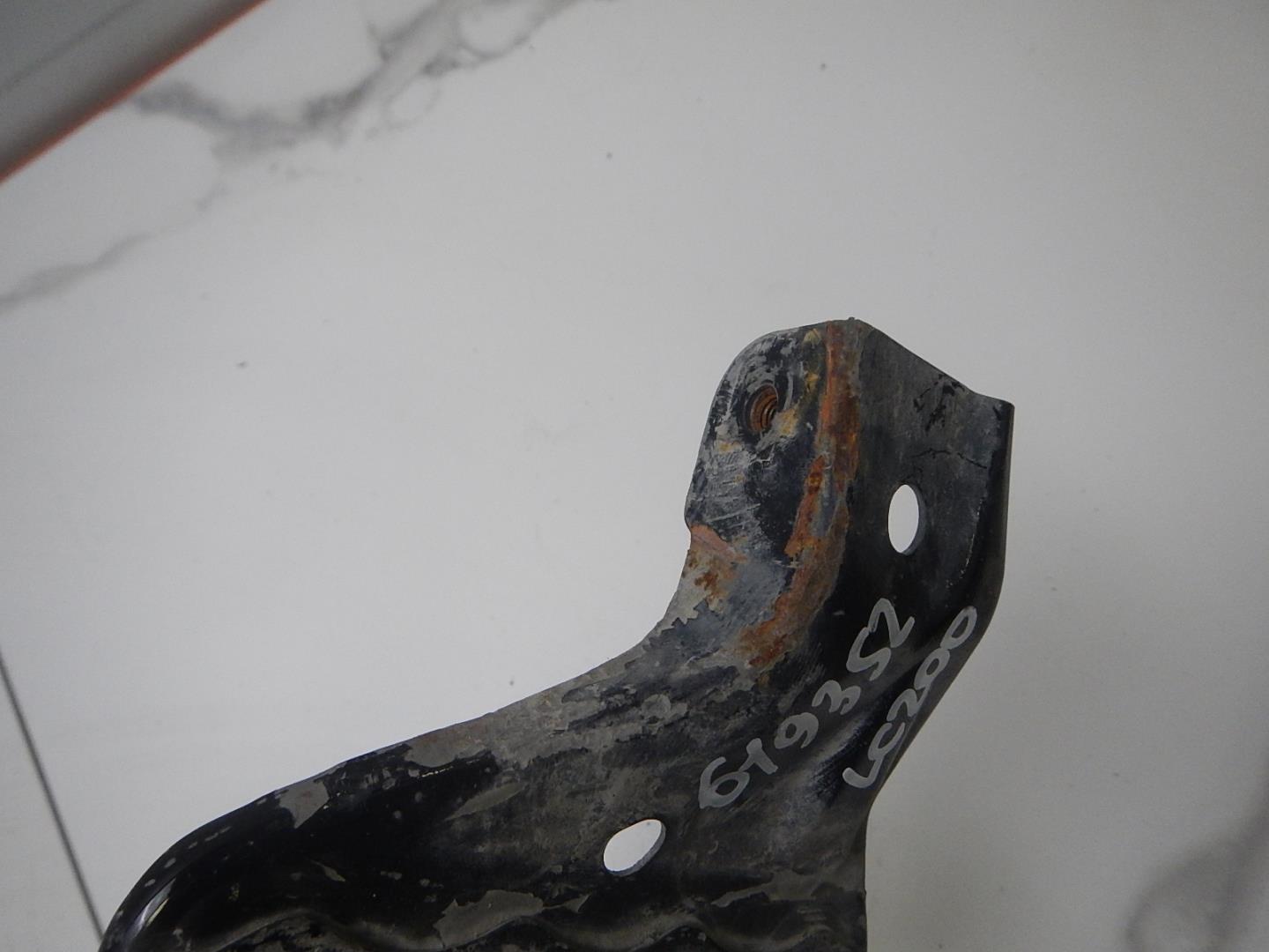 Кронштейн фар левый