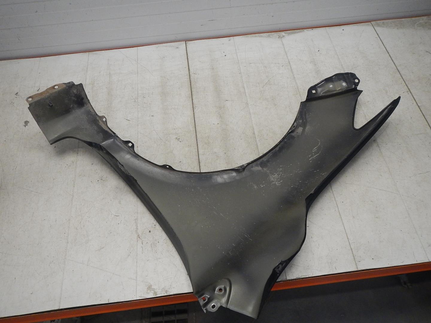 Крыло переднее правое