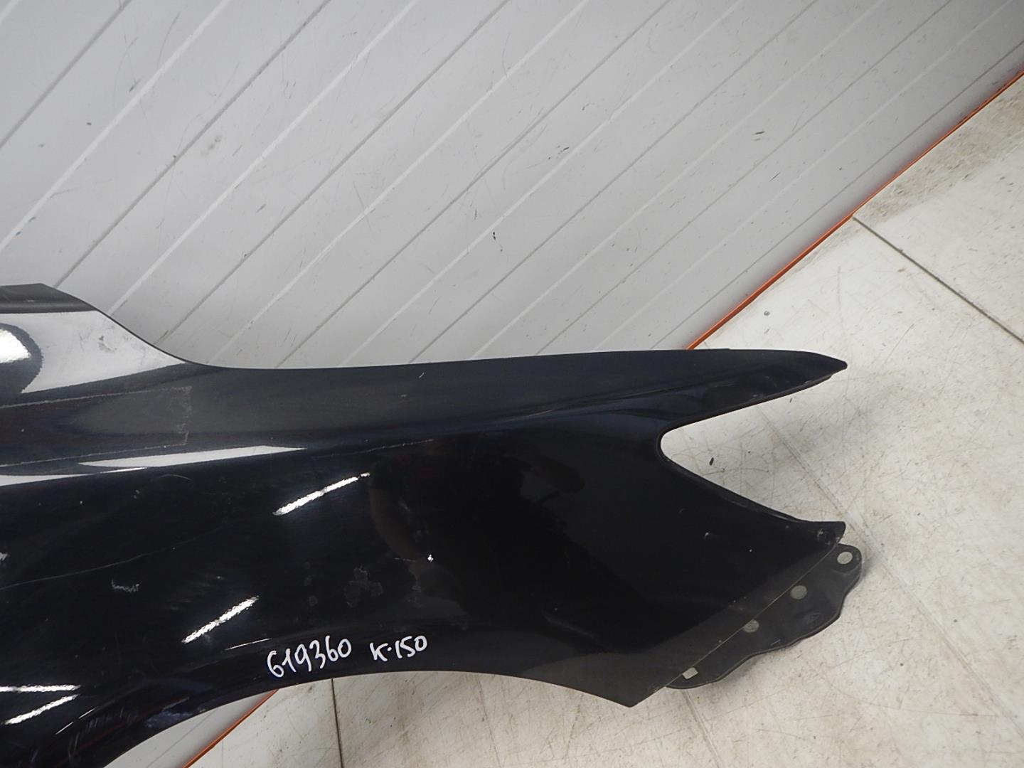 Крыло переднее правое