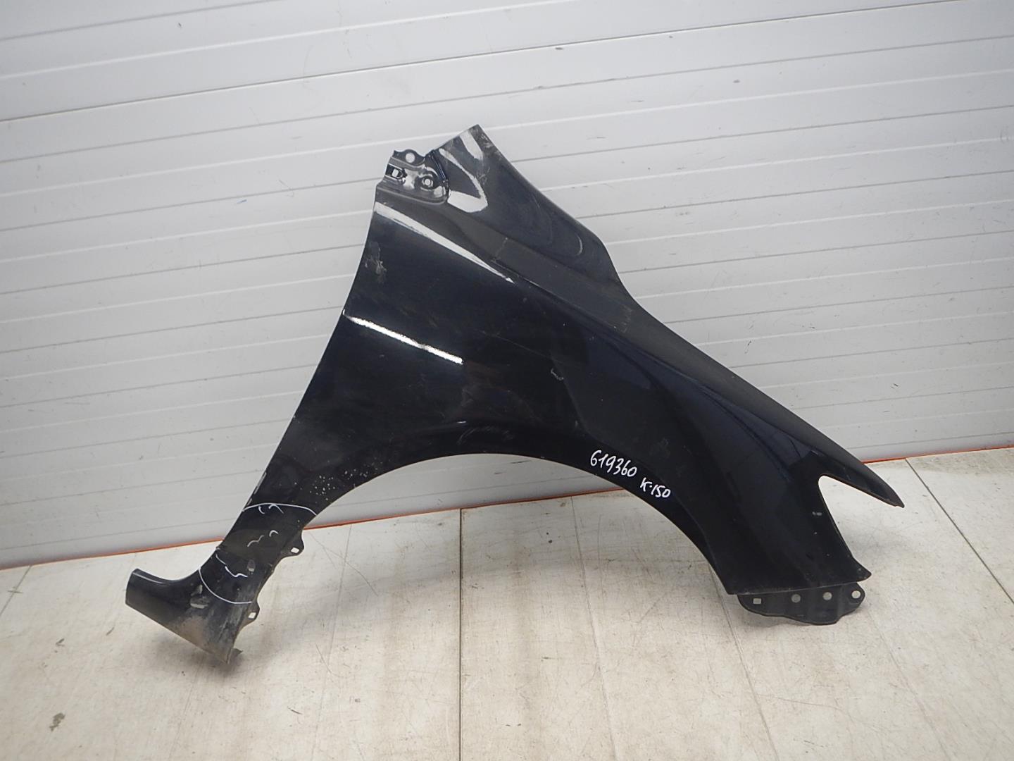 Крыло переднее правое