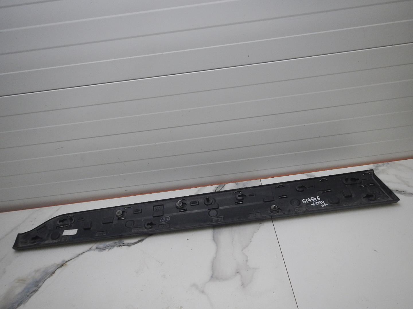 Молдинг передней правой двери