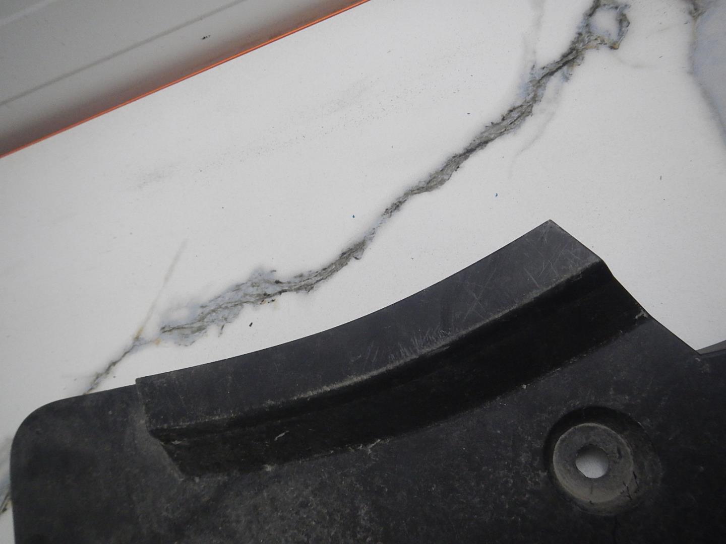 Кожух замка капота