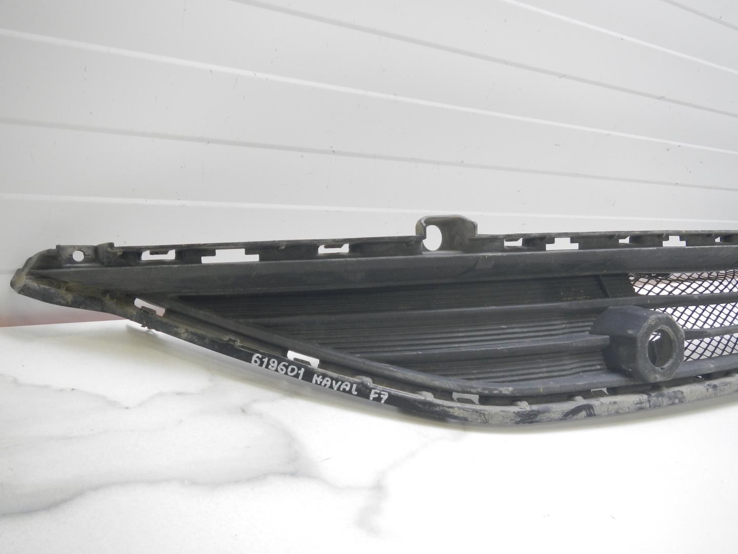 Решетка в бампер центральная