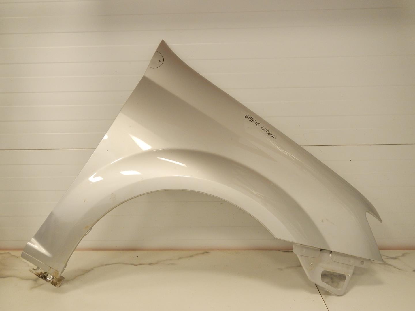 Крыло переднее правое