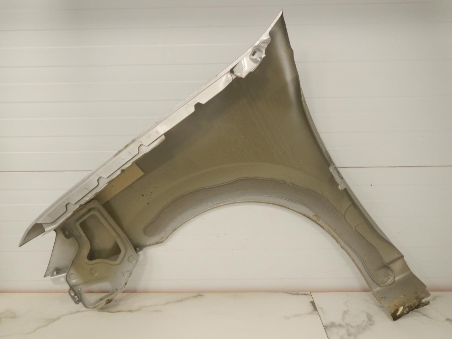 Крыло переднее правое